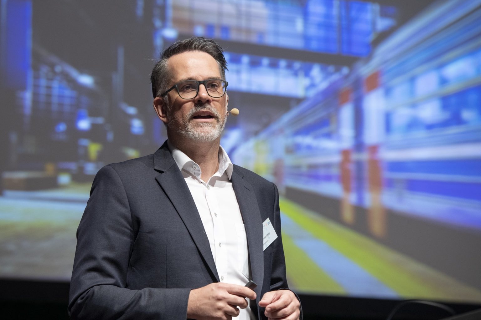 Michael Aechtler auf der Bühne der Regionalkonferenz Mobilitätswende