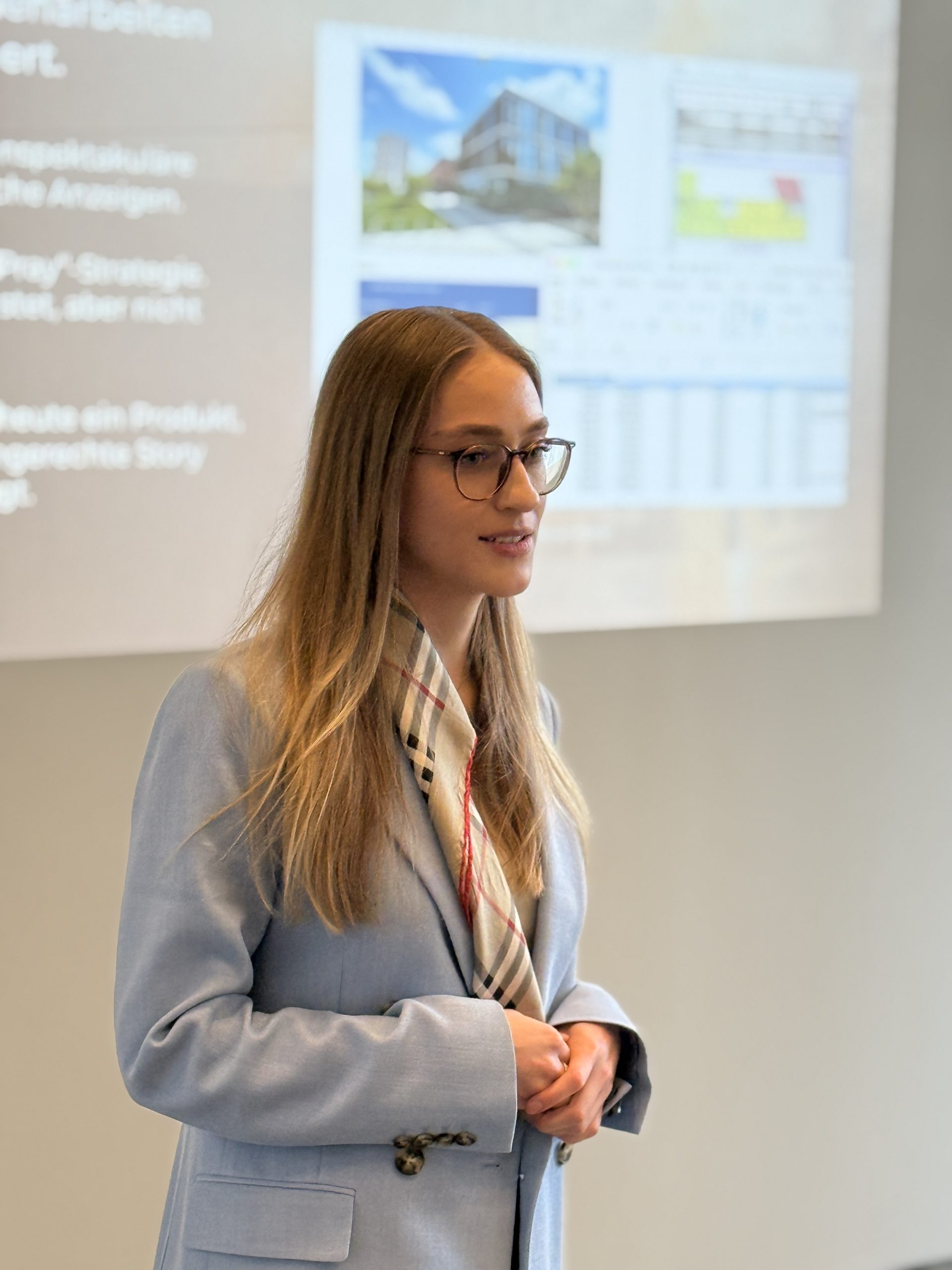 Studentin pitcht beim CREATORS Format