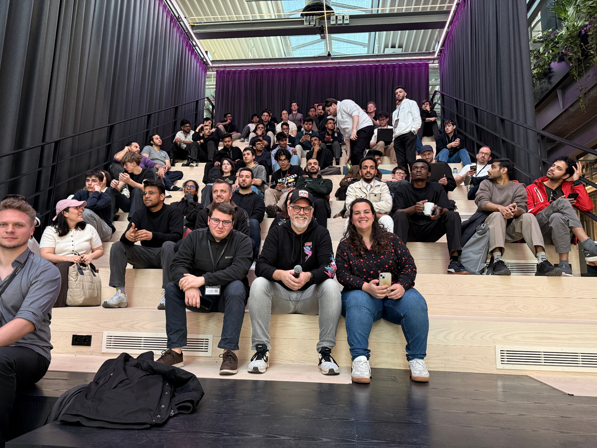 Michael Aechtler beim Hackathon in Heilbronn mit Teilnehmer:innen auf einer Sitztreppe