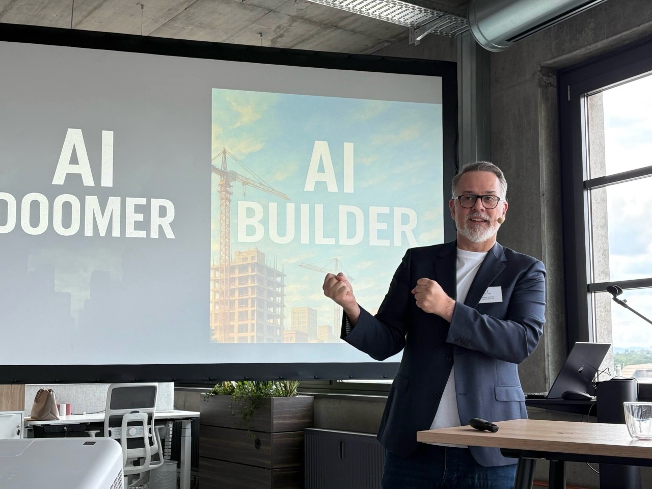 Michael Aechtler hält eine KI-Keynote vor der AI Builder Folie