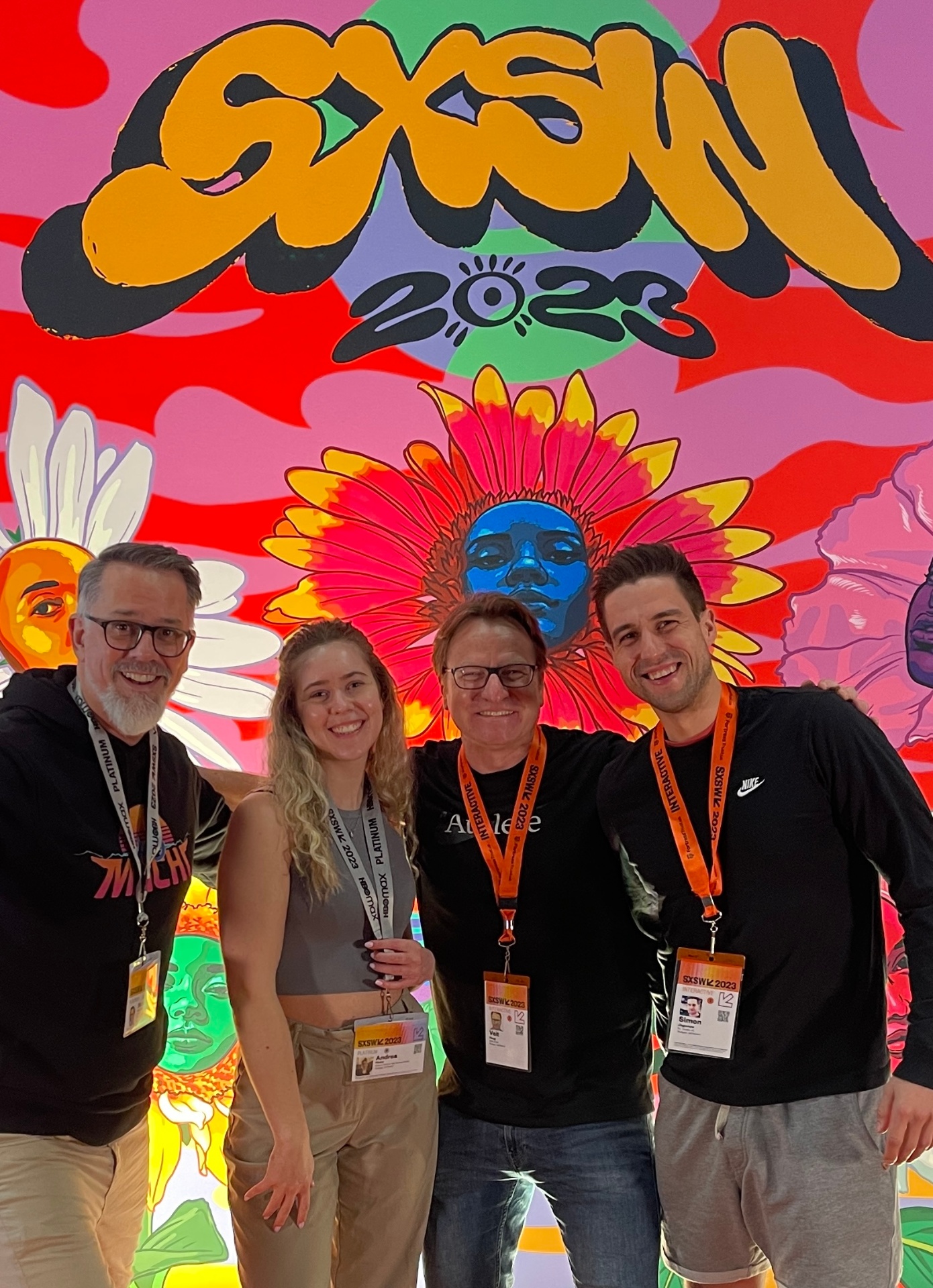 Michael Aechtler mit Team auf der SXSW 2023 in Austin vor dem offiziellen Festival-Mural
