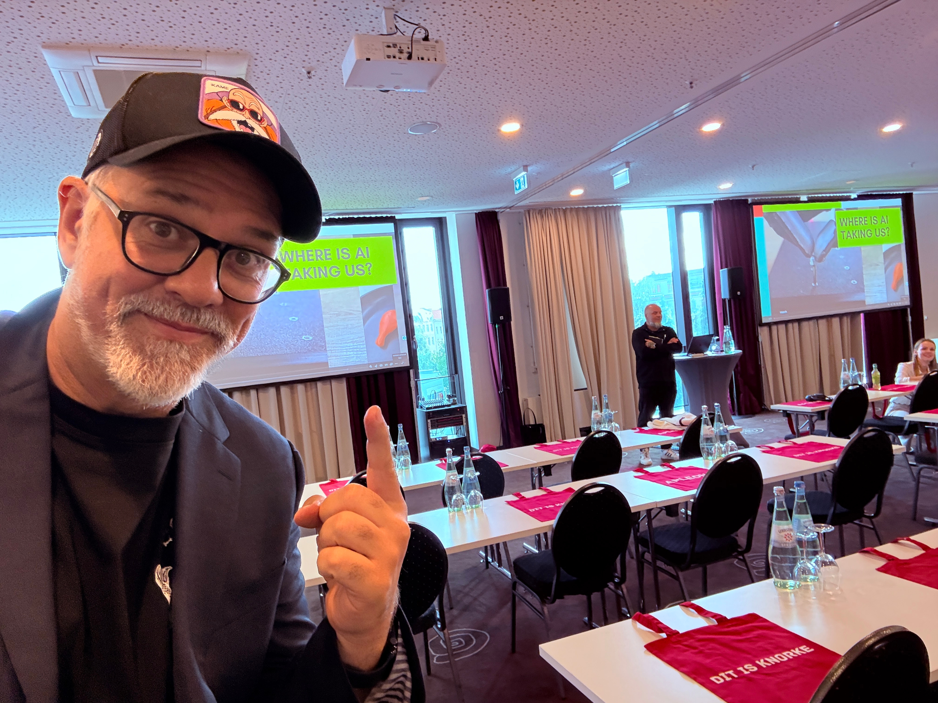 Michael Aechtler vor seinem Vortrag 'Where is AI taking us?' in einem Konferenzraum